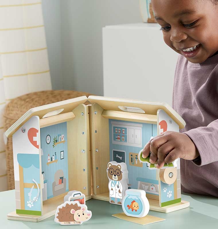 FISHER-PRICE WOODEN ON-THE-GO PET HOSPITAL