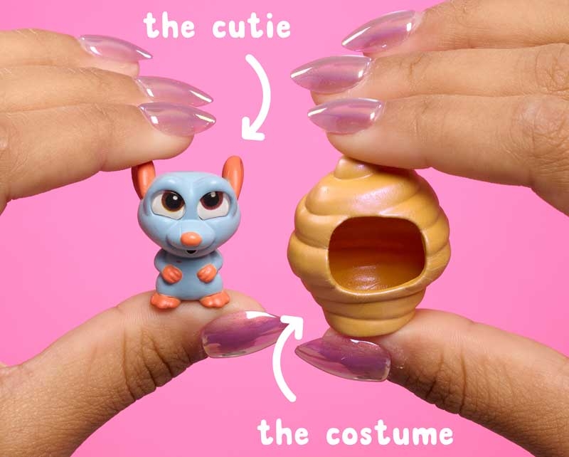 Disney Doorables Costume Foodies Assortment – 2 Mystery Figures